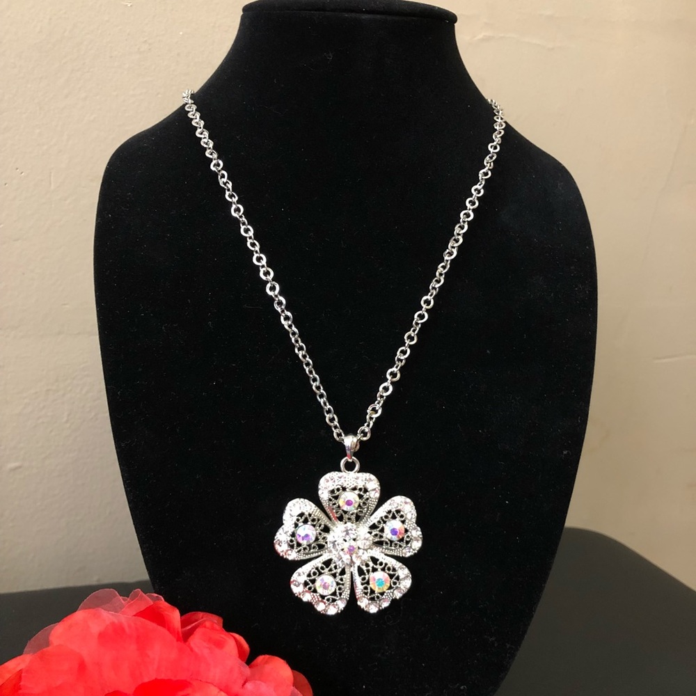 Beautiful flower 🌸 necklace